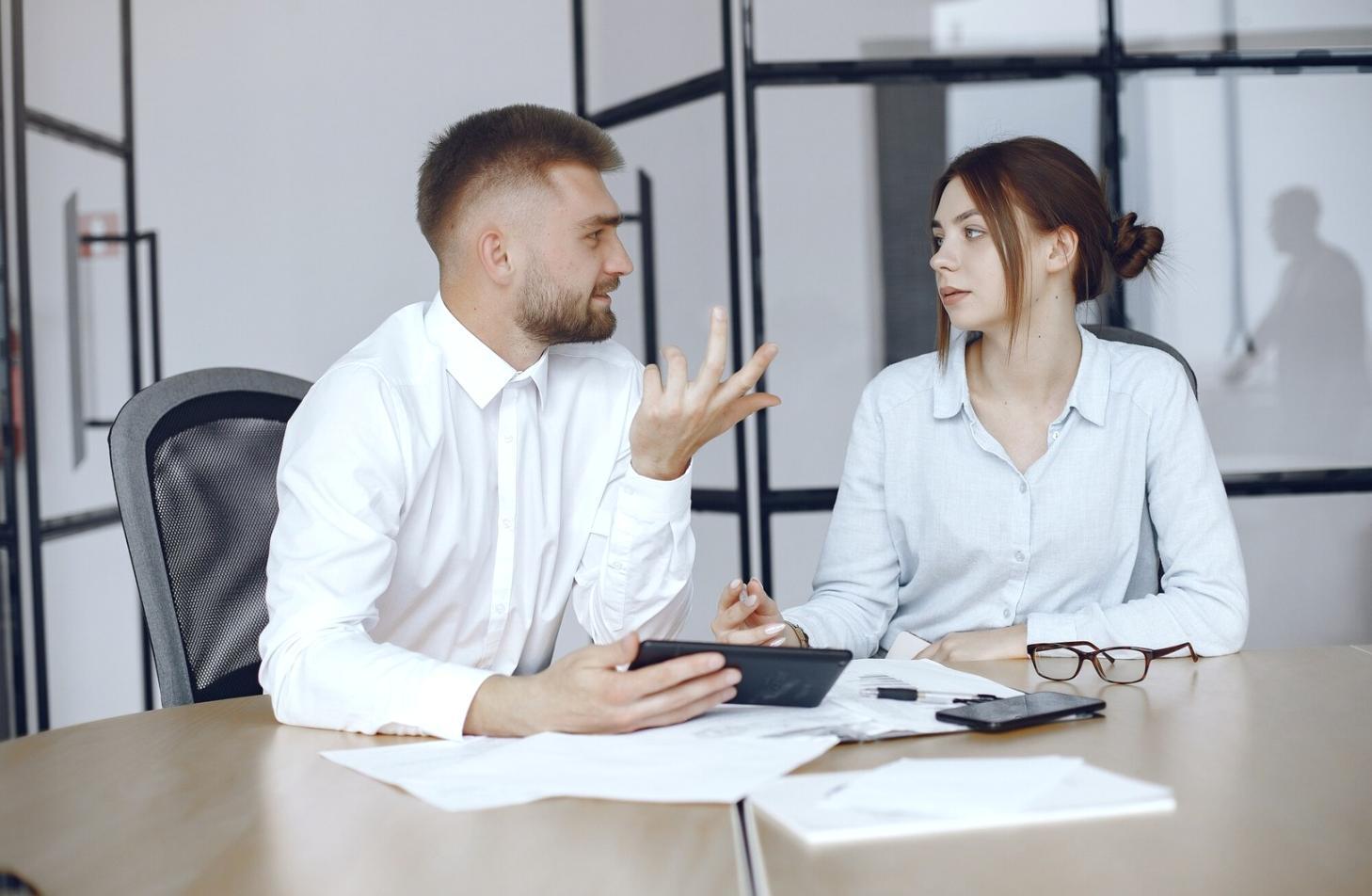Réunion de travail sur l'optimisation des processus budgétaires avec équipe gabolunooneri